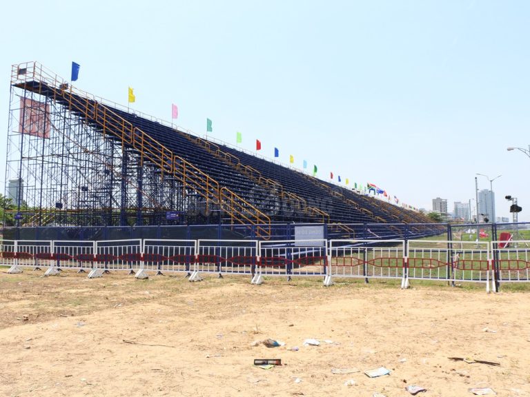 khán đài sân khấu hàng rào
